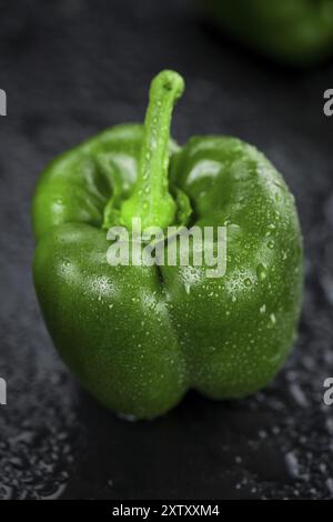 Schieferplatte mit grünem Paprika (selektiver Fokus, Nahaufnahme) Stockfoto