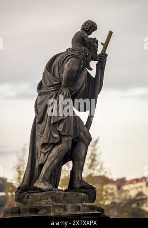 Statue von Prags berühmter Karlsbrücke Stockfoto