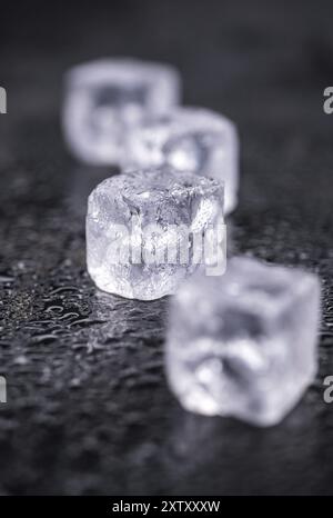 Einige schmelzenden Eiswürfel auf einem Vintage schiefer Tafel (selektive Fokus) Stockfoto