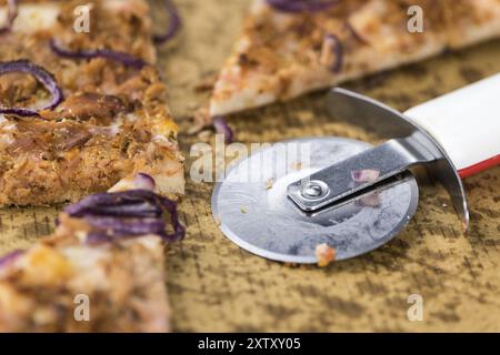 Teil der geschnittenen Pizza (detaillierte Nahaufnahme, selektiver Fokus) Stockfoto