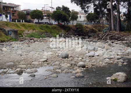 RIO TOMEBAMBA-BECKEN, NIEDRIGFLUSS Cuenca, Ecuador 16. August, 2024 der Tomebamba River fließt mit 0,93 m3 Niedrigwasserstand, der niedrigste Yanuncay, Tarqui und Machangara im Niedrigwasserstand ETAPA EP überwacht kontinuierlich die Entwicklung der Flüsse der Stadt der Tomebamba River liegt unterhalb des Niedrigwasserspiegels Stand, gezählt 35 Tage hydrologischer Dürre Foto Boris Romoleroux API SOI CUENCA RIOTOMEBAMBACAUDALBAJO 9bee67260f22aee9a1c09e9f90d7bd64 Copyright: xBORISxROMOLEROUXx Stockfoto