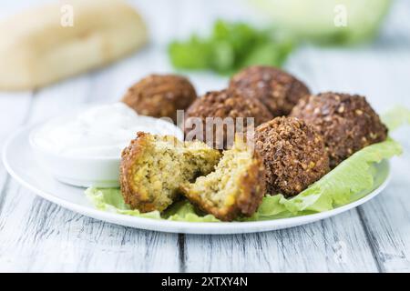 Holztisch mit Falafeln (Nahaufnahme, selektiver Fokus) Stockfoto