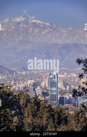 Santiago de Chile an einem sonnigen Tag mit blauem Himmel Stockfoto