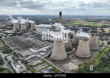 Eine Luftaufnahme des Kraftwerks Drax. Drax Power Station ist für die Erzeugung von 11 % der erneuerbaren Energien in Großbritannien verantwortlich. Sie bietet eine sichere, zuverlässige und anpassungsfähige Quelle erneuerbarer Energie, die dazu beiträgt, variable Quellen wie Wind- und Solarenergie zu ergänzen. Drax liegt in der Nähe von Selby in North Yorkshire und ist der größte Einzelstandort für erneuerbare Energien im Land. Er produziert rund 14 Terawattstunden (TWh) Strom – genug, um rund fünf Millionen Haushalte mit Strom zu versorgen. Durch die Verwendung von Biomassepellets senkt Drax seine CO2-Emissionen im Vergleich zu deutlich um 80 % Stockfoto