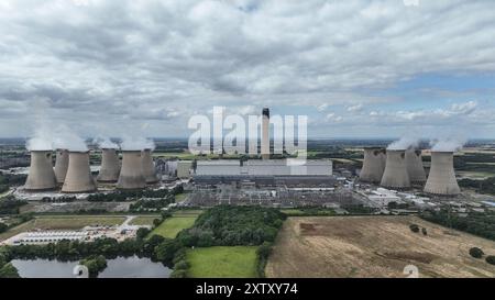 Eine Luftaufnahme des Kraftwerks Drax. Drax Power Station ist für die Erzeugung von 11 % der erneuerbaren Energien in Großbritannien verantwortlich. Sie bietet eine sichere, zuverlässige und anpassungsfähige Quelle erneuerbarer Energie, die dazu beiträgt, variable Quellen wie Wind- und Solarenergie zu ergänzen. Drax liegt in der Nähe von Selby in North Yorkshire und ist der größte Einzelstandort für erneuerbare Energien im Land. Er produziert rund 14 Terawattstunden (TWh) Strom – genug, um rund fünf Millionen Haushalte mit Strom zu versorgen. Durch die Verwendung von Biomassepellets senkt Drax seine CO2-Emissionen im Vergleich zu deutlich um 80 % Stockfoto