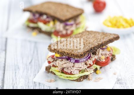 Thunfisch Sandwich (Vollkornbrot, selektiver Fokus) auf einem alten Holztisch Stockfoto