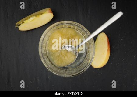 Schieferplatte mit selbstgemachtem Apfelmus (Nahaufnahme, selektiver Fokus) Stockfoto