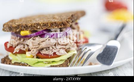 Thunfisch-Sandwich mit Vollkornbrot (selektiver Fokus, Nahaufnahme) Stockfoto