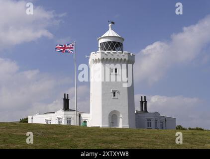 Der Leuchtturm South Foreland über den berühmten Kreidefelsen von Dover Stockfoto