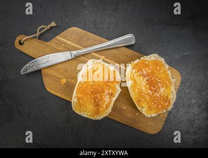 Teil der Pfirsich Marmelade auf einem rustikalen Schiefer Tafel, selektiver Fokus, Nahaufnahme Stockfoto