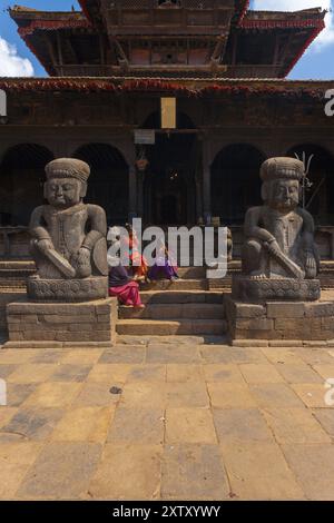 Bhaktapur, Nepal, 26. Oktober 2013: Zwei geschnitzte Statuen stehen an einem sonnigen Tag vor dem Eingang des antiken Dattatreya-Tempels. Vor dem Erdbeben 2015 Stockfoto