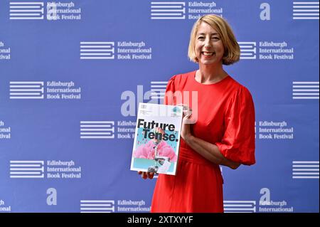 Edinburgh, Schottland, Großbritannien. August 2024. Edinburgh International Book Festival: Die schottische Autorin Jenny Colgan mit dem Festivalkatalog beim offiziellen Fotoaufruf. Quelle: Craig Brown/Alamy Live News Stockfoto