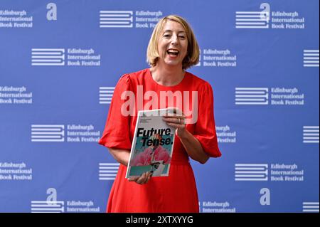 Edinburgh, Schottland, Großbritannien. August 2024. Edinburgh International Book Festival: Die schottische Autorin Jenny Colgan mit dem Festivalkatalog beim offiziellen Fotoaufruf. Quelle: Craig Brown/Alamy Live News Stockfoto