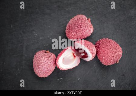 Portion Litschis als detaillierte Nahaufnahme auf einer Schiefertafel Tafel (Tiefenschärfe) Stockfoto