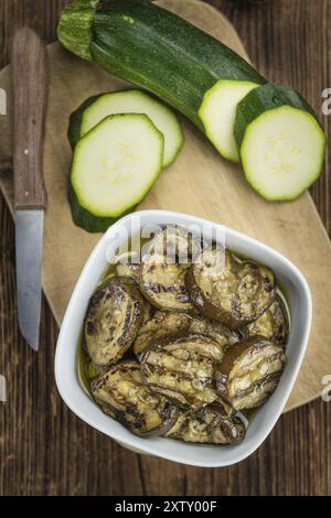 Frisch zubereitete Zucchinis (gegrillt) auf einem alten und rustikalen Holztisch (selektiver Fokus, Nahaufnahme) Stockfoto