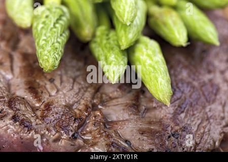 Wilder Spargel auf Steak Stockfoto
