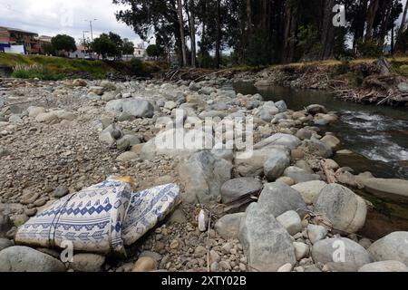 RIO TOMEBAMBA RIVER BECKEN LOW FLOW ETAPA EP überwacht kontinuierlich die Entwicklung der Flüsse in der Stadt der Fluss Tomebamba ist unterhalb des Niedrigwasserspiegels, was 35 Tage hydrologische Trockenheit verursacht SOI RIOTOMEBAMBACAUDALBAJO BECKEN 0062ade82130136c4248686c78802788 Copyright: XBORISxROMOLEROUXx Stockfoto