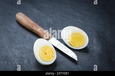 Schiefer Tafel mit halbierten Eiern als detaillierte Nahaufnahme (Tiefenschärfe) Stockfoto