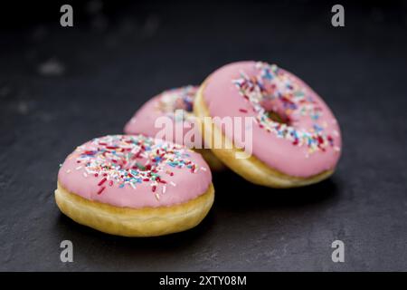 Teil des Rosa glasierten Krapfen (detaillierte Nahaufnahme) Stockfoto