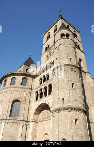 Der Trierer Dom oder der Dom St. Peter ist die älteste Kirche Deutschlands. Im Jahr 326 n. Chr. baute Konstantin, der erste christliche Kaiser, eine Kirche, um die zu feiern Stockfoto