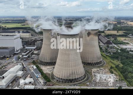 Eine Luftaufnahme des Kraftwerks Drax. Drax Power Station ist für die Erzeugung von 11 % der erneuerbaren Energien in Großbritannien verantwortlich. Sie bietet eine sichere, zuverlässige und anpassungsfähige Quelle erneuerbarer Energie, die dazu beiträgt, variable Quellen wie Wind- und Solarenergie zu ergänzen. Drax liegt in der Nähe von Selby in North Yorkshire und ist der größte Einzelstandort für erneuerbare Energien im Land. Er produziert rund 14 Terawattstunden (TWh) Strom, der für die Versorgung von rund fünf Millionen Haushalten ausreicht. Durch die Verwendung von Biomassepellets senkt Drax seine CO2-Emissionen im Vergleich zu deutlich um 80 % Stockfoto