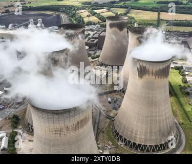 Eine Luftaufnahme des Kraftwerks Drax. Drax Power Station ist für die Erzeugung von 11 % der erneuerbaren Energien in Großbritannien verantwortlich. Sie bietet eine sichere, zuverlässige und anpassungsfähige Quelle erneuerbarer Energie, die dazu beiträgt, variable Quellen wie Wind- und Solarenergie zu ergänzen. Drax liegt in der Nähe von Selby in North Yorkshire und ist der größte Einzelstandort für erneuerbare Energien im Land. Er produziert rund 14 Terawattstunden (TWh) Strom, der für die Versorgung von rund fünf Millionen Haushalten ausreicht. Durch die Verwendung von Biomassepellets senkt Drax seine CO2-Emissionen im Vergleich zu deutlich um 80 % Stockfoto