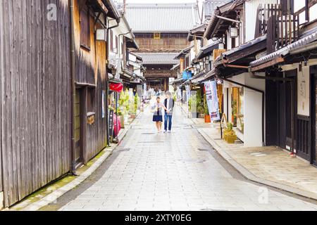 Nagahama, Japan, 6. August 2015: Die Menschen schlendern durch die leeren traditionellen Straßen von Nagahama zwischen den Touristenläden vor dem buddhistischen Daitsu-JI-Tempel, Ja Stockfoto