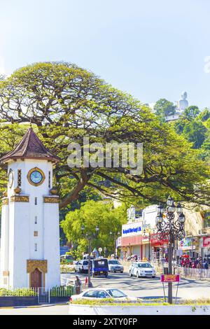 Kandy, Sri Lanka, 1. Februar 2015: Bahiravokanda Vihara Buddha Statue über dem Stadtverkehr und der Innenstadt von Kandy Clock Tower, einem Wahrzeichen von t Stockfoto