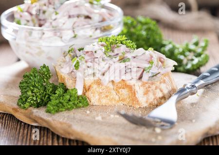 Stück Brot mit Fleisch Salat (detaillierte Nahaufnahme erschossen) Stockfoto