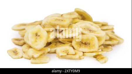 Frisch gemachte getrocknete Bananenchips isoliert auf weißem Hintergrund, Nahaufnahme Stockfoto