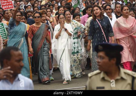 Kalkutta, Indien. August 2024. Westbengalen-Chefministerin Mamata Banerjee führt eine Demonstration durch, um Gerechtigkeit für eine Ärztin zu fordern, die angeblich am 9. August 2024 in einem staatlich geführten Krankenhaus vergewaltigt und ermordet wurde.TMC-Aktivisten, die Frau Banerjee begleiteten, riefen Slogans für die Todesstrafe für die Angeklagten. Am 16. August 2024 in Kalkutta, Indien. (Foto: Dipa Chakraborty/ Credit: Eyepix Group/Alamy Live News Stockfoto