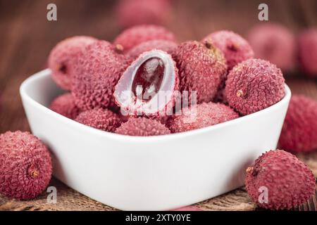 Portion frischer Litschi (Nahaufnahme, selektiver Fokus) Stockfoto
