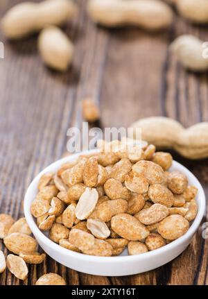 Portion geröstete Erdnüsse mit Gewürzen und Salz (close-up erschossen) Stockfoto