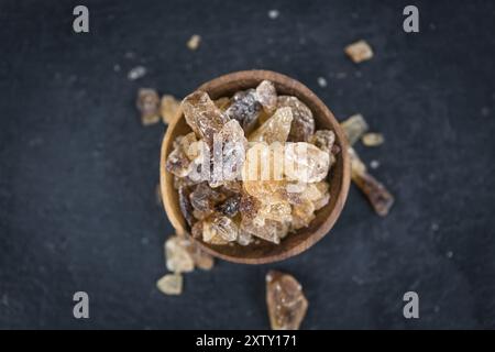 Teil der braune Kandiszucker als detaillierte Nahaufnahme (selektive Fokus) Stockfoto