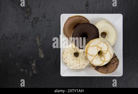 Einige frisch zubereitete Donuts (Ansicht von oben, Nahaufnahme) Stockfoto