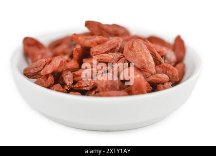 Goji-Beeren (getrocknet) isoliert auf weißem Hintergrund (selektiver Fokus, Nahaufnahme) Stockfoto