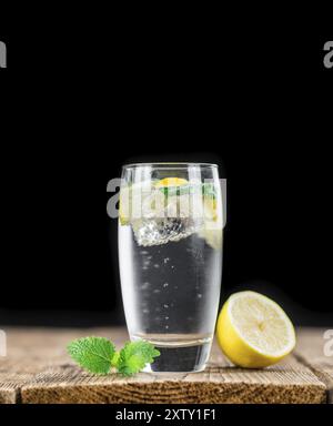 Limonade (mit Balsam) als hoch detaillierte Nahaufnahme auf einem Vintage Holztisch (Tiefenschärfe) Stockfoto