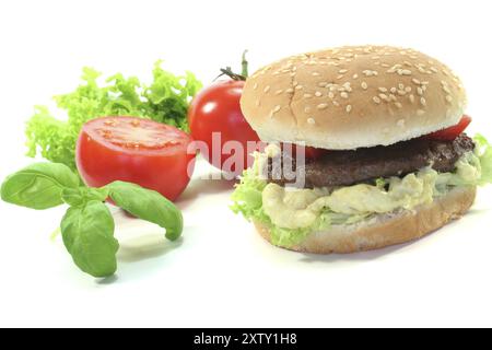 Hamburger mit Tomaten, Salat und Zwiebeln auf weißem Hintergrund Stockfoto