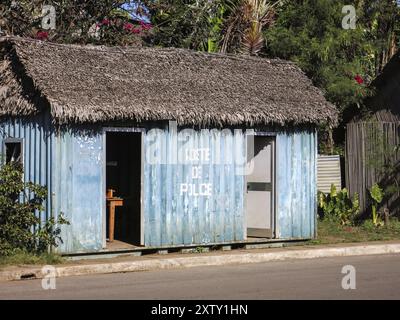 Madagassische Polizei in einem umgestalteten Frachtcontainer in Hell-Ville, Nosy Be Island, Madagaskar, Afrika Stockfoto