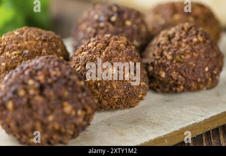 Holztisch mit Falafeln (Nahaufnahme, selektiver Fokus) Stockfoto