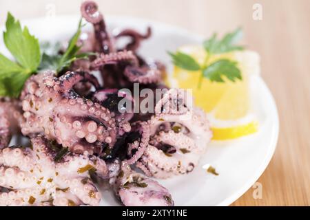 Teil des Oktopus-Salat (mit frischen Kräutern und Knoblauch) auf hölzernen Hintergrund Stockfoto