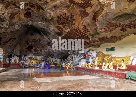 Buddha Statuen an der berühmten Kaw Goon Höhle Stockfoto