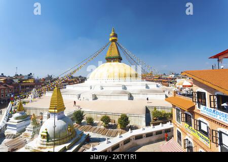 Kathmandu, Nepal, 23. Oktober 2013: Blick aus der Nähe von Hotels, Restaurants und Geschäften rund um Boudhanath Stupa am Tag des blauen Himmels, Asien Stockfoto