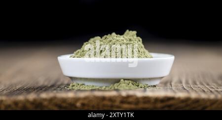 Haufen von Stevia (Pulver) auf einem alten Holztisch (Nahaufnahme) Stockfoto
