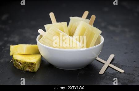 Hausgemachtes Ananasmotiv auf einer Schieferplatte (selektiver Fokus, Nahaufnahme) Stockfoto