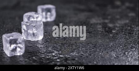 Einige schmelzenden Eiswürfel auf einem Vintage schiefer Tafel (selektive Fokus) Stockfoto