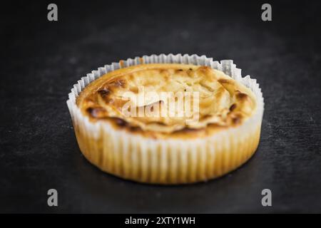 Frischer Käsekuchen auf einer Vintage-Schieferplatte (selektiver Fokus, Nahaufnahme) Stockfoto