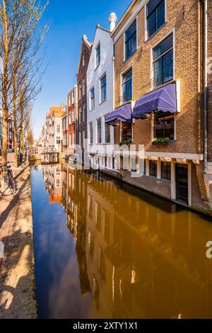 Historische Gebäude grenzten an einen Kanal in Delft, Niederlande Stockfoto