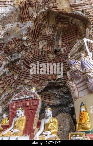 Buddha Statuen an der berühmten Kaw Goon Höhle Stockfoto