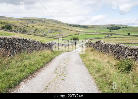 Crummack Lane in der Nähe von Austwick, mit Blick auf den Dales Highway in Richtung Moughton SCARS Stockfoto